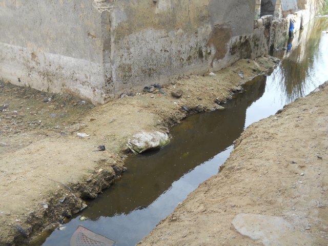 Open air canals dug by residents, 16/07/2012